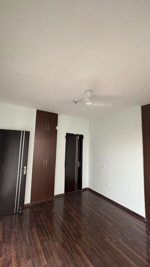 Room in 3.5 BHK Apartment at Microtek Greenburg, Sector 86 – for Rent
