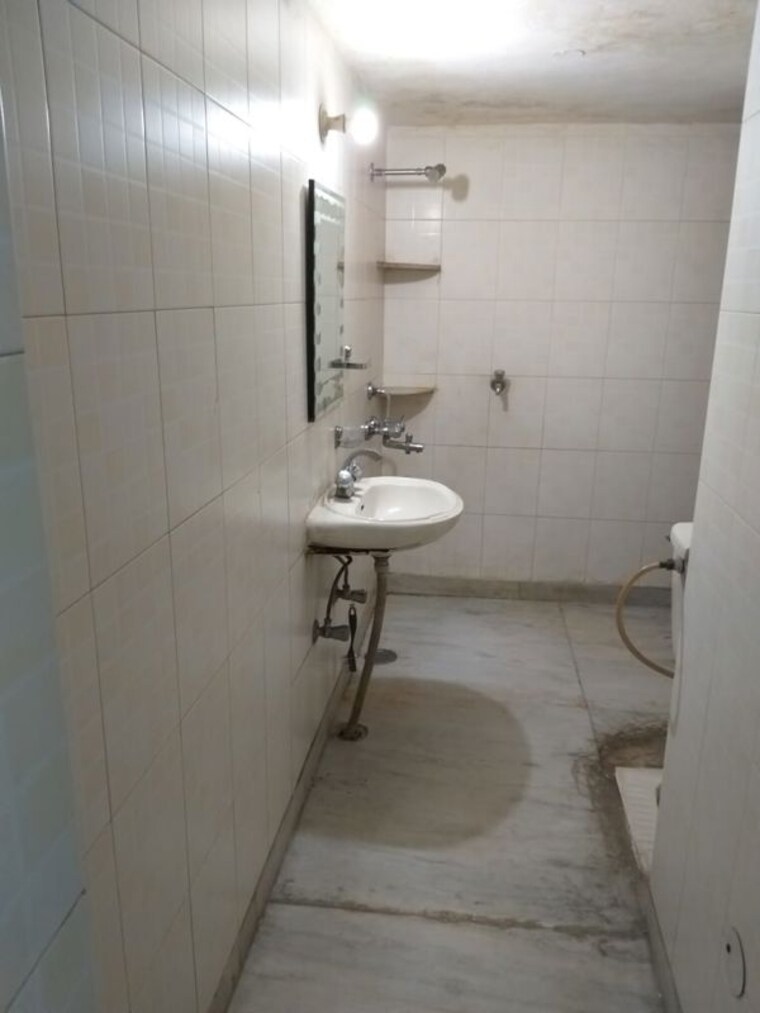 Bathroom, sector 31 2 Bedroom 1000 Sq.Ft. Builder Floor In Sector 31 Gurgaon 10512813