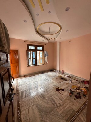 Room in 3 BHK Builder Floor at Vivek Vihar Colony – for Rent
