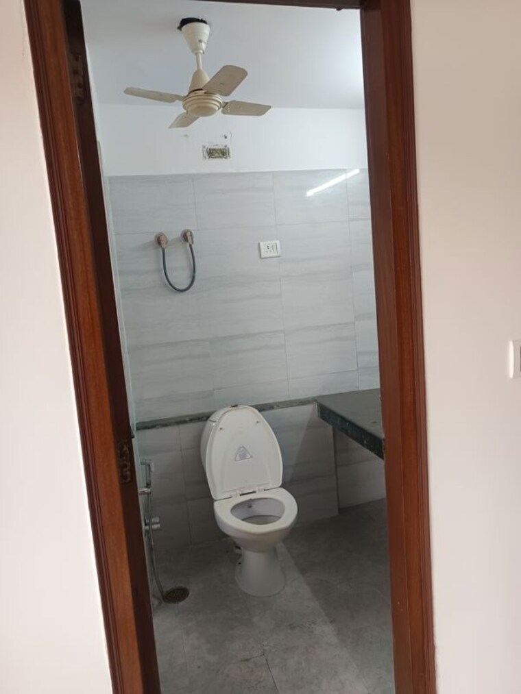 Bathroom, eldeco-utopia 3 Bedroom 1300 Sq.Ft. Apartment In Sector 93a Noida 10512956