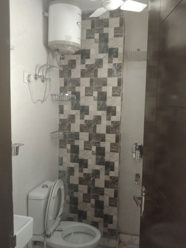 Bathroom, new rajinder nagar 3 Bedroom 100 Sq.Yd. Builder Floor In New Rajinder Nagar Delhi 10513065
