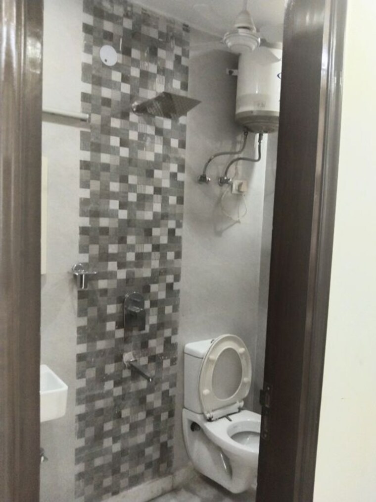 Bathroom, new rajinder nagar 3 Bedroom 100 Sq.Yd. Builder Floor In New Rajinder Nagar Delhi 10513065