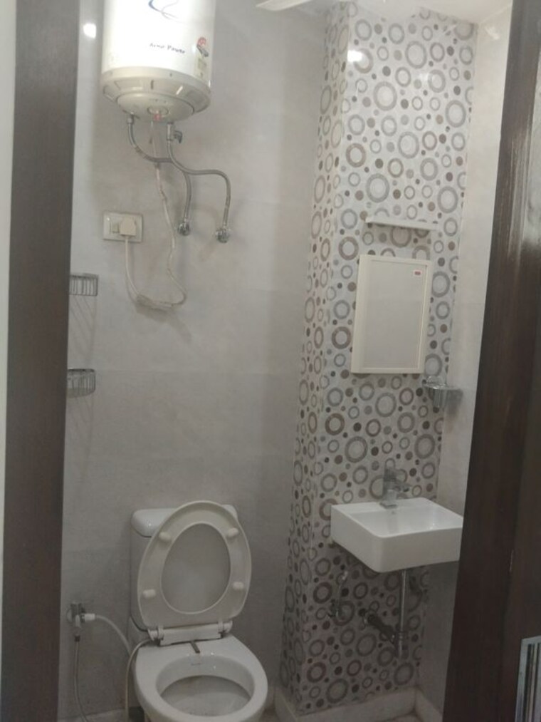 Bathroom, new rajinder nagar 3 Bedroom 100 Sq.Yd. Builder Floor In New Rajinder Nagar Delhi 10513065
