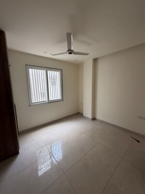 Room in 4 BHK Apartment at Panchsheel Park – for Rent