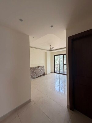 Room in 4 BHK Apartment at Panchsheel Park – for Rent