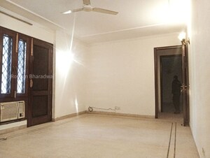 Room in 3 BHK Apartment at Greater Kailash ii – for Rent