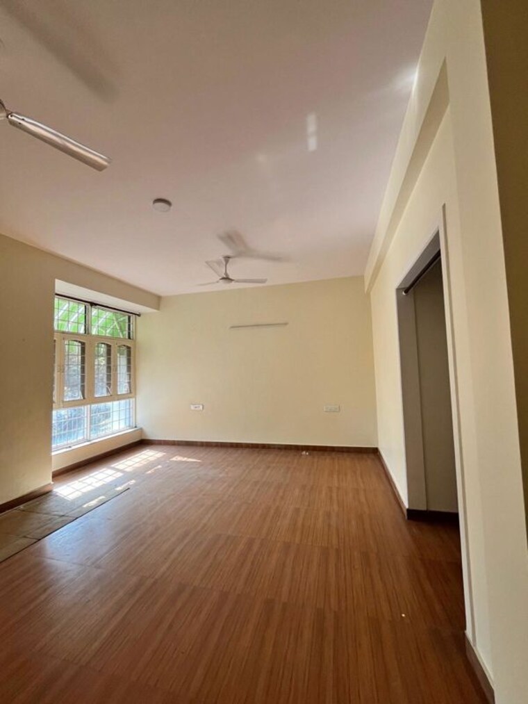 Room, sector 48 4 Bedroom 450 Sq.Mt. Independent House In Sector 48 Noida 10513277