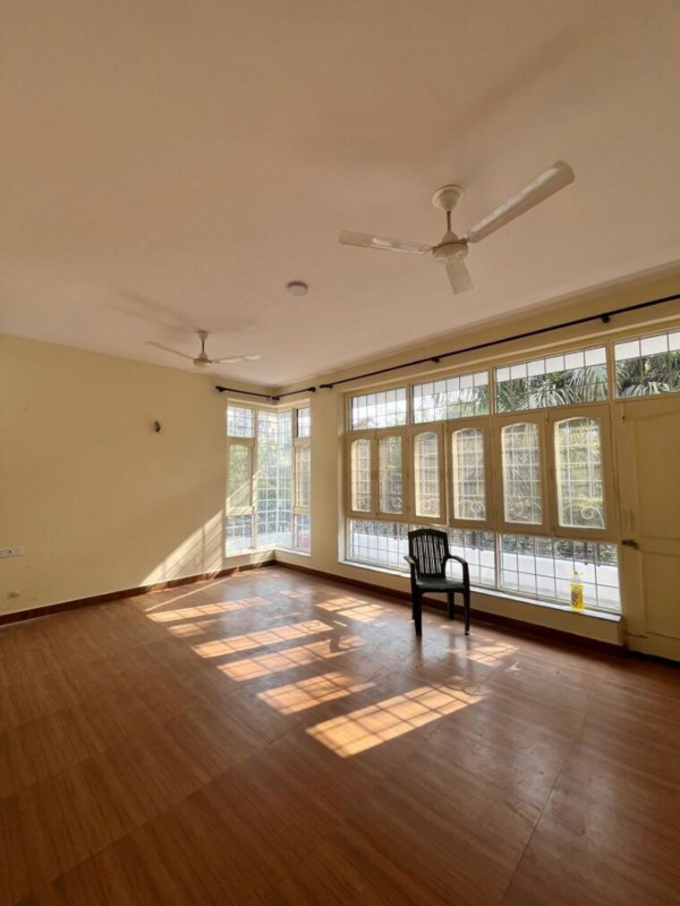 Room, sector 48 4 Bedroom 450 Sq.Mt. Independent House In Sector 48 Noida 10513277