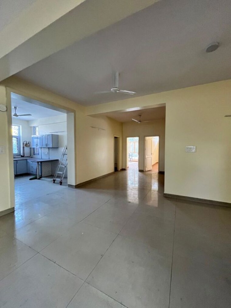Room, sector 48 4 Bedroom 450 Sq.Mt. Independent House In Sector 48 Noida 10513277