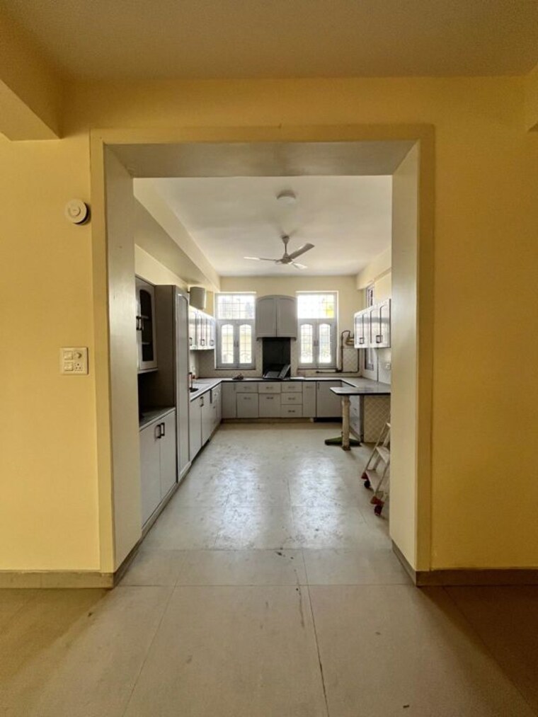 Room, sector 48 4 Bedroom 450 Sq.Mt. Independent House In Sector 48 Noida 10513277