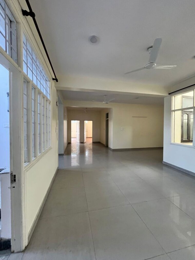 Room, sector 48 4 Bedroom 450 Sq.Mt. Independent House In Sector 48 Noida 10513277
