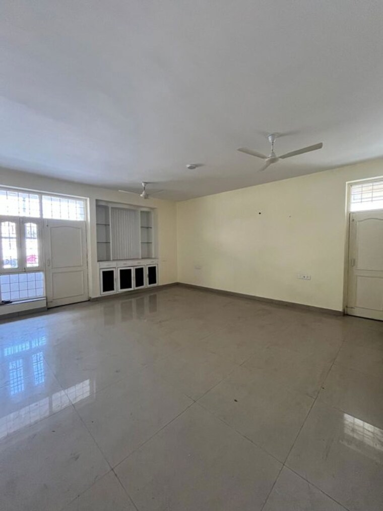 Room, sector 48 4 Bedroom 450 Sq.Mt. Independent House In Sector 48 Noida 10513277