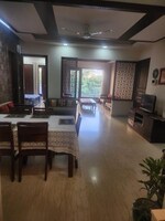3.5 BHK + Servant Room,Store Room 250 Sq.Yd. Builder Floor in Suncity