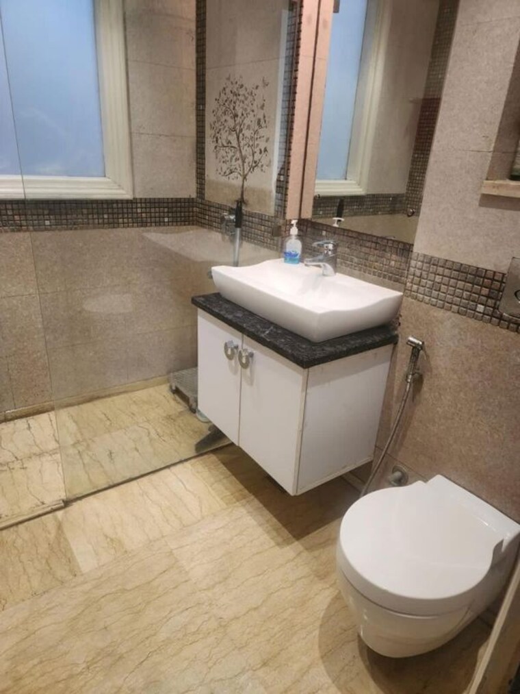 Bathroom, suncity 3.5 Bedroom 250 Sq.Yd. Builder Floor In Suncity Gurgaon 10513332