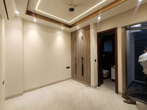 Room in 4 BHK Builder Floor at West Delhi – for Rent