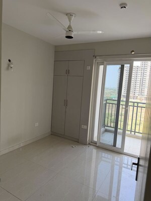 Room in 3 BHK Apartment at Eldeco Live By The Greens, Sector 150 – for Rent
