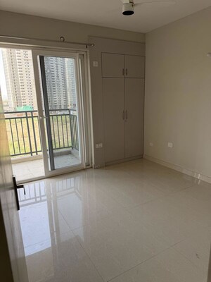Room in 3 BHK Apartment at Eldeco Live By The Greens, Sector 150 – for Rent
