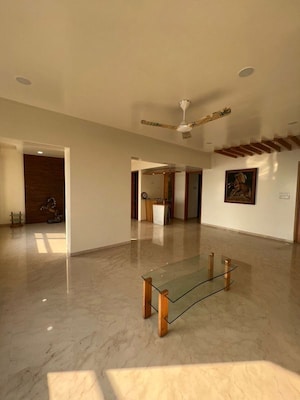 Room in 5 BHK Apartment at Bandstand Apartment, Bandra West – for Rent