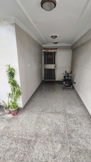 Room in 3 BHK Builder Floor at Dlf Phase ii – for Rent