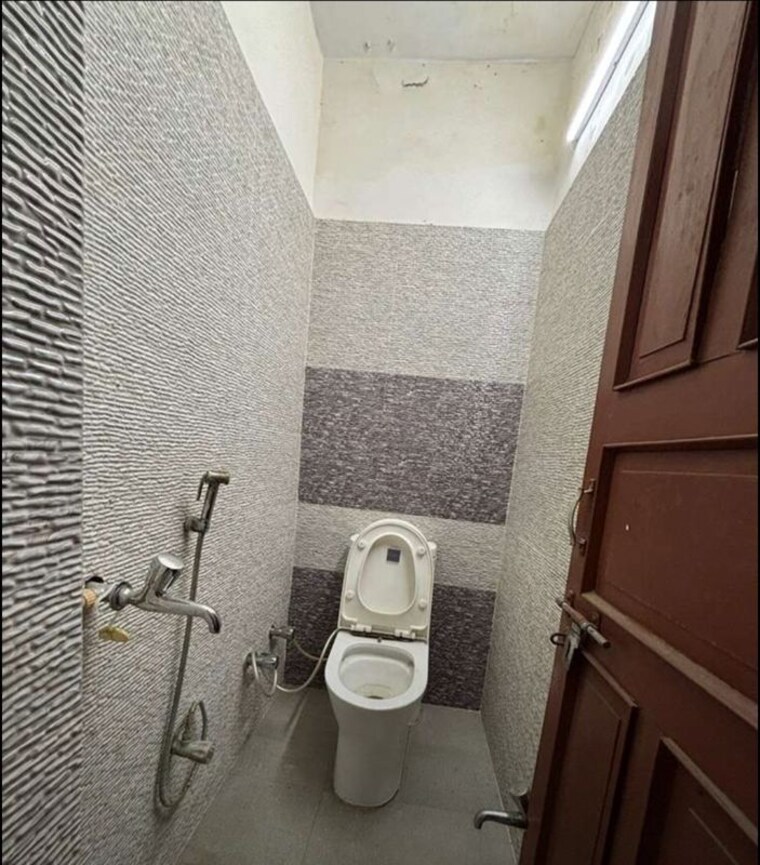 Bathroom, shalimar-imperial 3 Bedroom 2000 Sq.Ft. Apartment In Butler Colony Lucknow 10513589