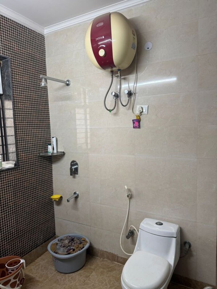 Bathroom, sector 46 3 Bedroom 200 Sq.Yd. Builder Floor In Sector 46 Gurgaon 10513598