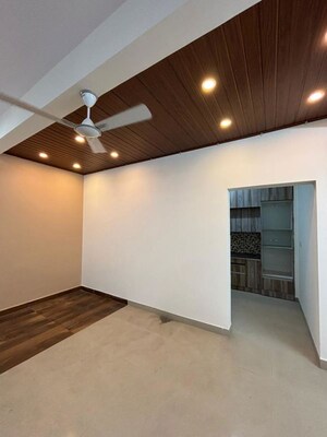Room in 3 BHK Apartment at Halasuru – for Rent