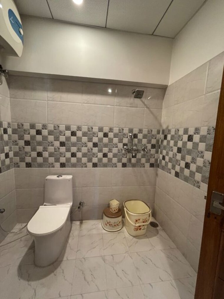 Bathroom, rwa-apartments-sector-12 2.5 Bedroom 950 Sq.Ft. Builder Floor In Sector 12 Noida 10513817