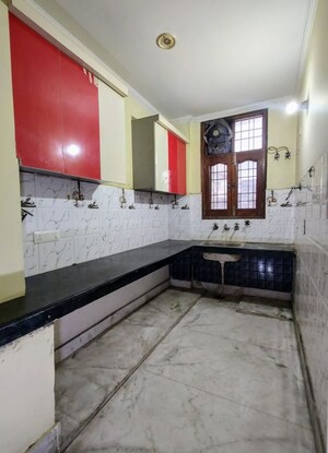Kitchen in 2.5 BHK Builder Floor at Udaigiri Apartments, Sector 34 – for Rent