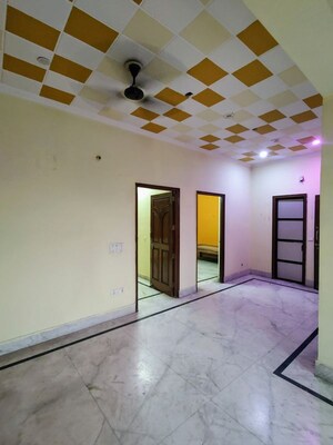 Room in 2.5 BHK Builder Floor at Udaigiri Apartments, Sector 34 – for Rent