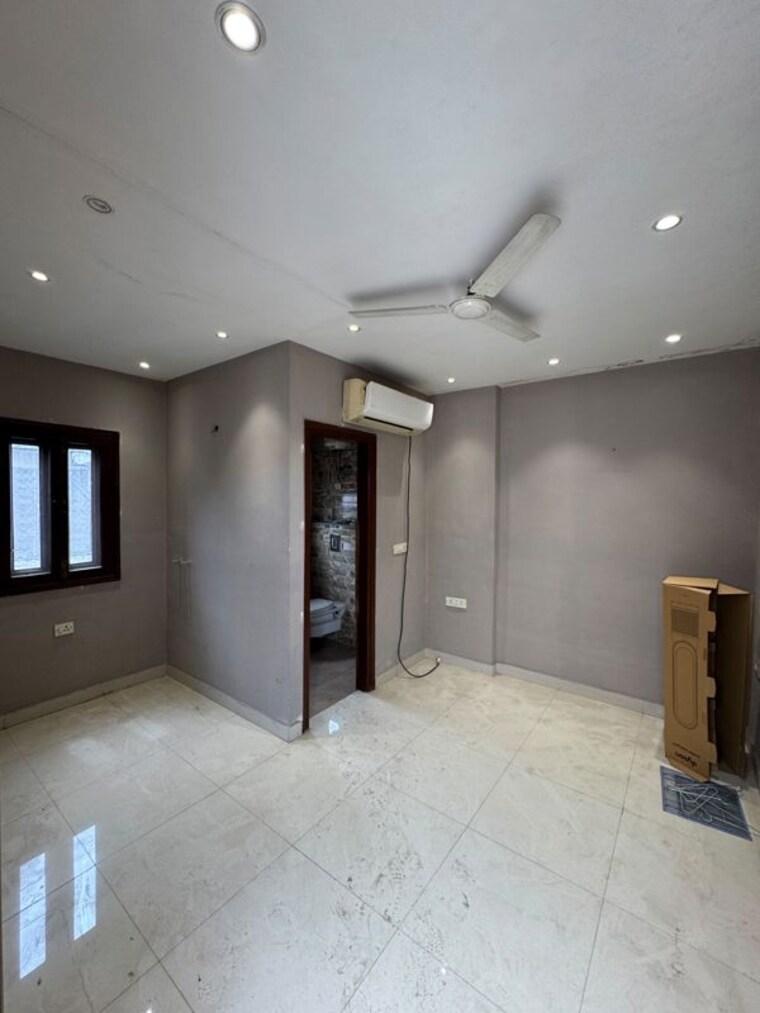 Room, sarvodaya enclave 4 Bedroom 200 Sq.Yd. Builder Floor In Sarvodaya Enclave Delhi 10514054