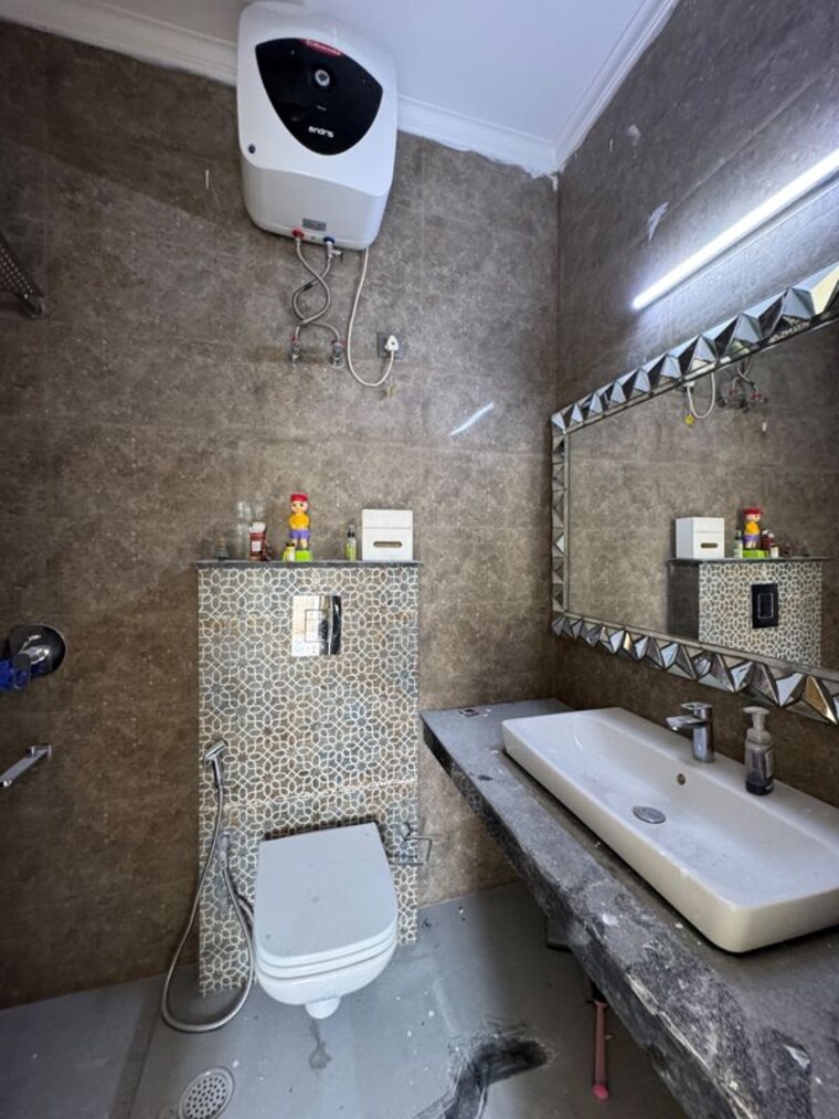 Bathroom, sarvodaya enclave 4 Bedroom 200 Sq.Yd. Builder Floor In Sarvodaya Enclave Delhi 10514054