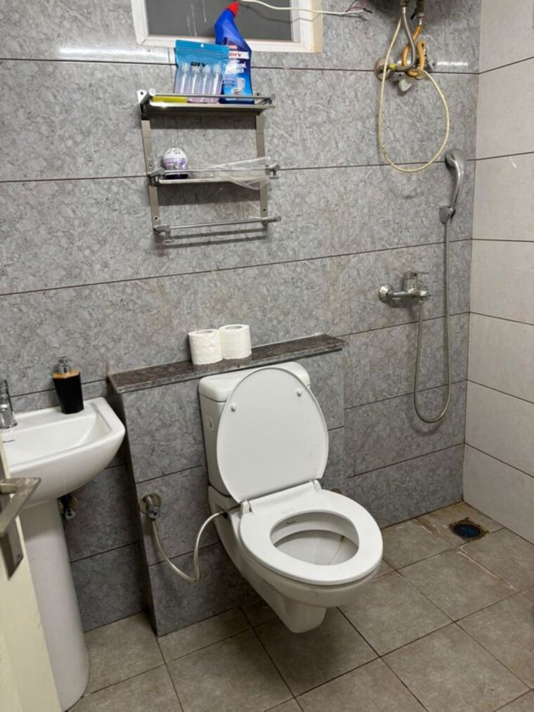 Bathroom, high ground 3 Bedroom 1760 Sq.Ft. Apartment In High Ground Zirakpur 10514218