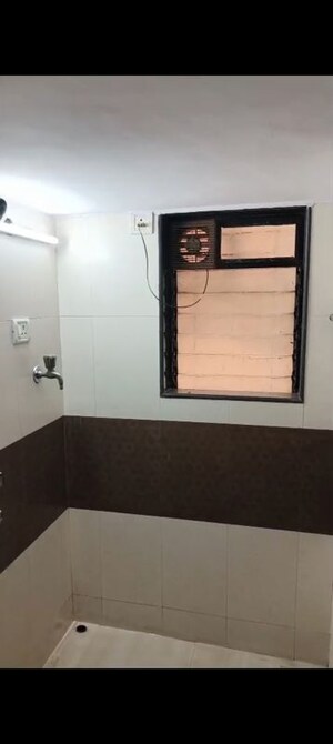 Room in 2 BHK Apartment at Vishnu Villa Vile Parle, Vile Parle East – for Rent