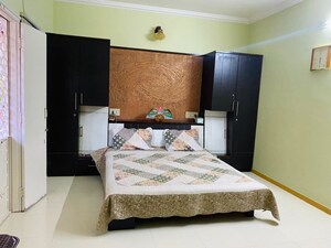 Bedroom in 4 BHK Villa at Science City – for Rent