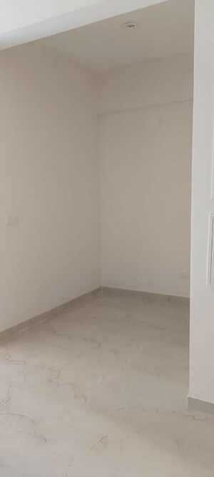 Room in 2.5 BHK Apartment at Smart World Gems, Sector 89 – for Rent