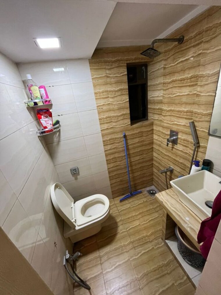 Bathroom, bandra west 1.5 Bedroom 650 Sq.Ft. Apartment In Bandra West Mumbai 10514581