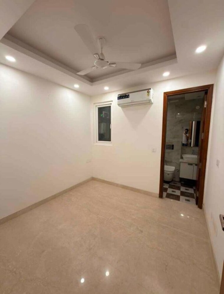 Room, east of kailash 3 Bedroom 125 Sq.Yd. Builder Floor In East Of Kailash Delhi 10514636