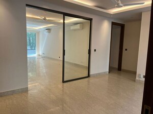 Room in 4 BHK Builder Floor at Green Park – for Rent