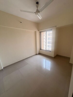 Room in 2.5 BHK Apartment at Kanakia Spaces Niharika, Manpada – for Rent