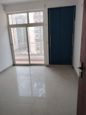 Room in 2.5 BHK Apartment at Mahagun Moderne, Sector 78 – for Rent