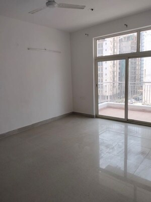 Room in 2.5 BHK Apartment at Mahagun Moderne, Sector 78 – for Rent