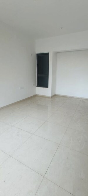 Room in 2 BHK Apartment at Kalpataru Immensa, Kolshet Road – for Sale