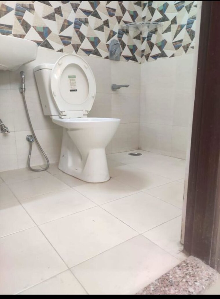Bathroom, sushant lok i 1 Bedroom 100 Sq.Yd. Builder Floor In Sushant Lok I Gurgaon 10514701