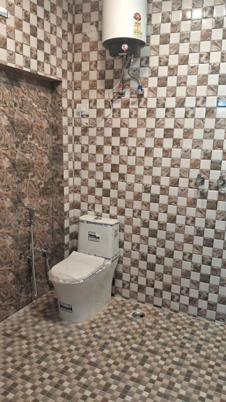 Bathroom, east of kailash 3 Bedroom 220 Sq.Yd. Builder Floor In East Of Kailash Delhi 10514533