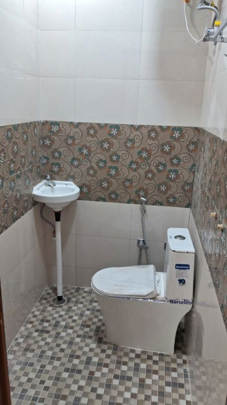 Bathroom, east of kailash 3 Bedroom 220 Sq.Yd. Builder Floor In East Of Kailash Delhi 10514533