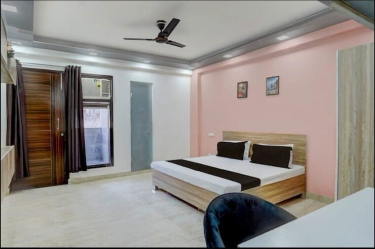 Bedroom, sushant lok i 4 Bedroom 215 Sq.Yd. Builder Floor In Sushant Lok I Gurgaon 10514900