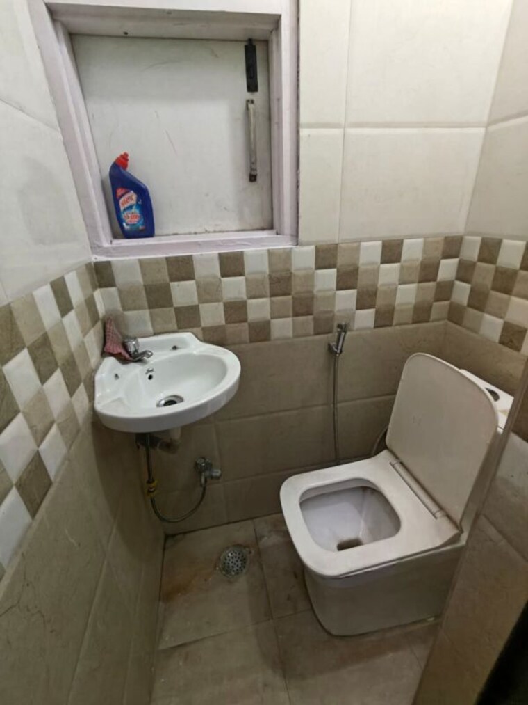 Bathroom, malviya nagar 2 Bedroom 1100 Sq.Ft. Builder Floor In Malviya Nagar Delhi 10514915