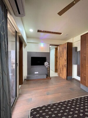 Room in 3 BHK Apartment at Krishna Nagar – for Sale