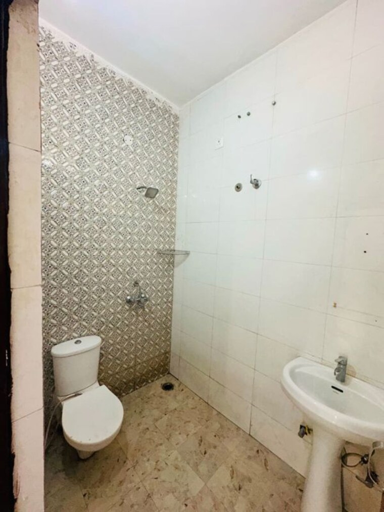 Bathroom, pir machalla 3 Bedroom 1020 Sq.Ft. Builder Floor In Pir Machalla Zirakpur 10514979