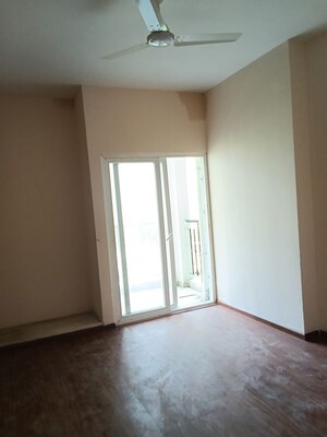Room in 2.5 BHK Apartment at Amrapali Dream Valley – for Rent